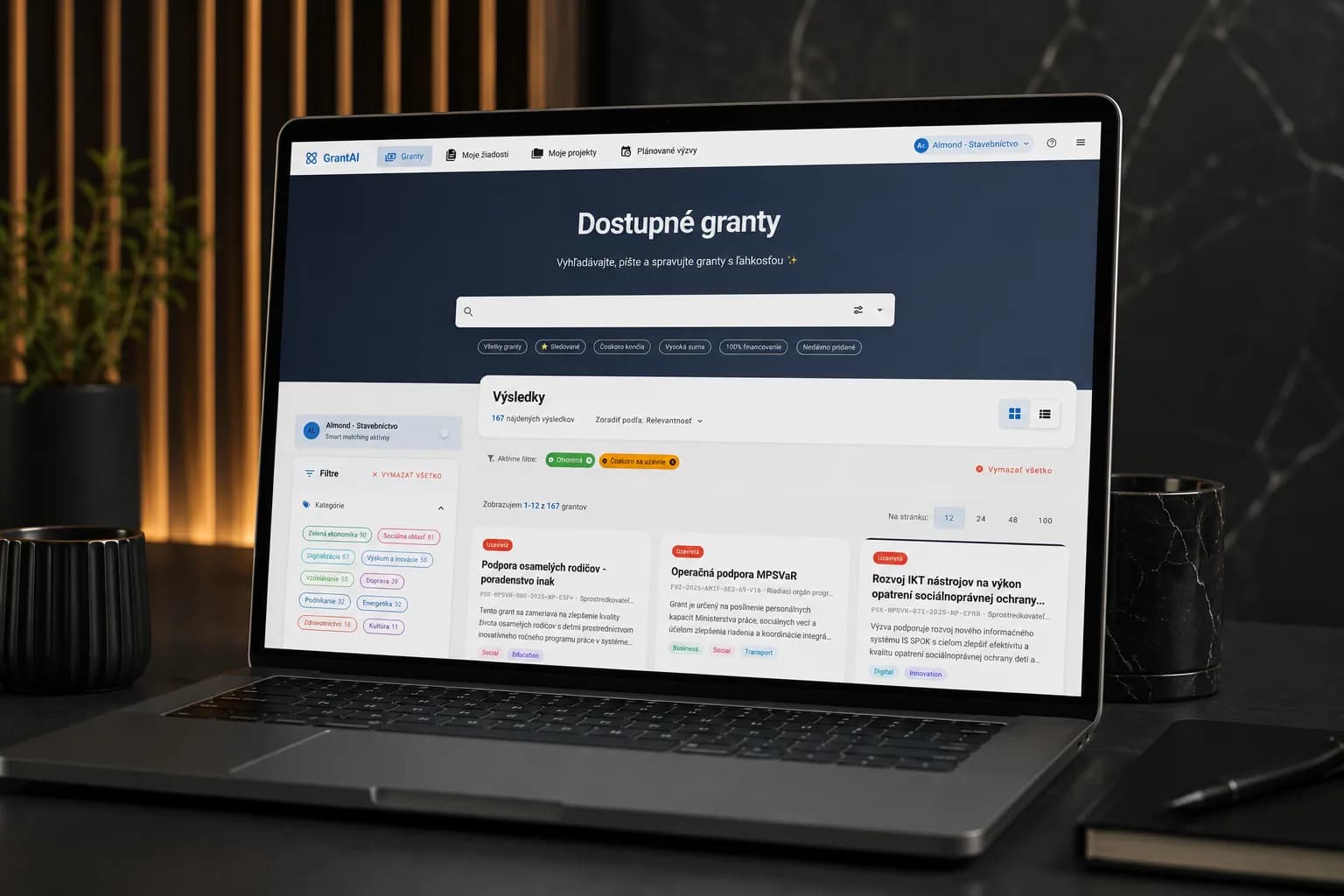 GrantAI dashboard grantových výziev na notebooku