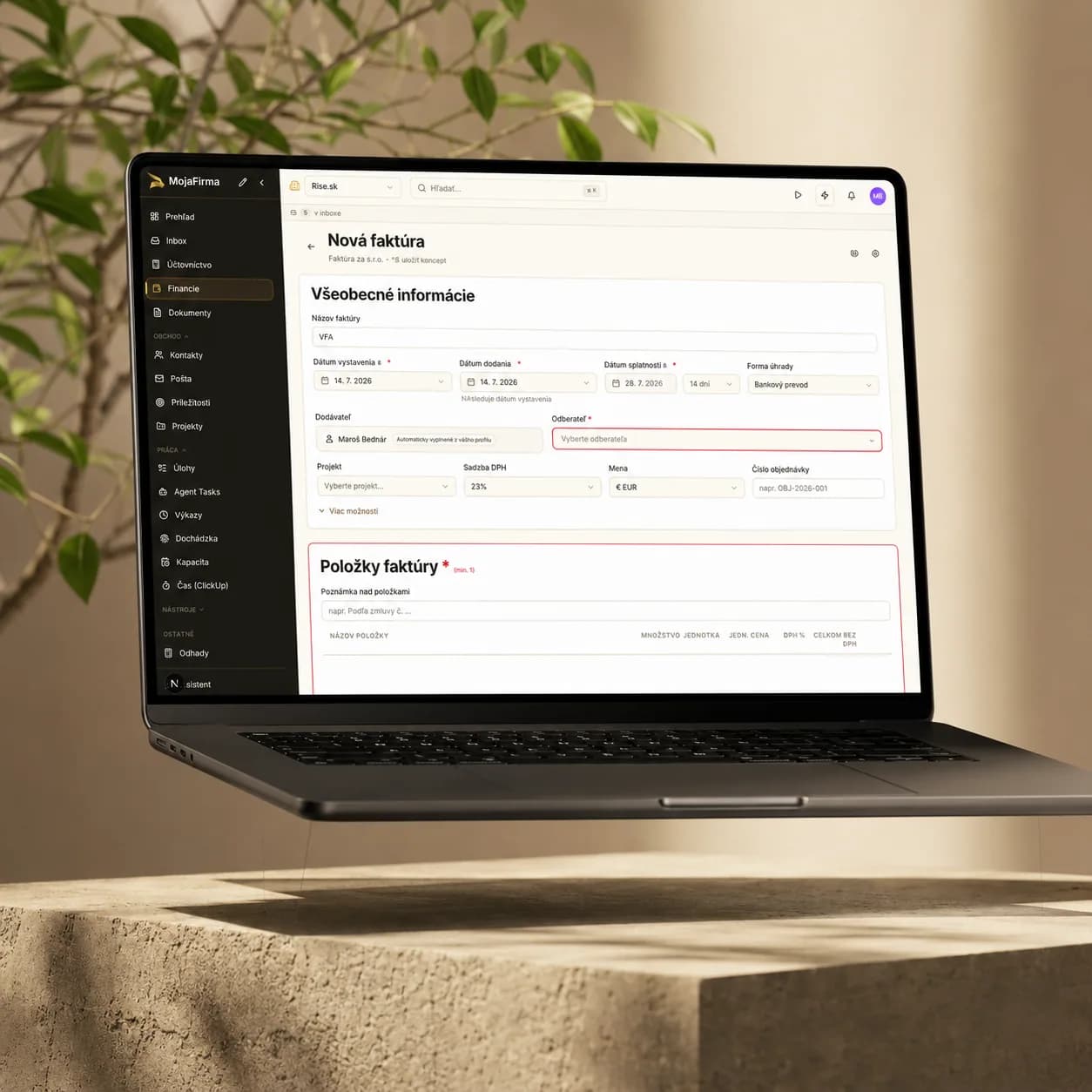 Formulár novej faktúry MojaFirma na notebooku